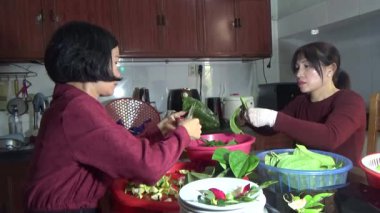 9 Şubat 2026. Chu Van An, Hai Phong, Vietnam. Betel yaprakları ve fındıklar. Kadın betel fındığı hazırlıyor.