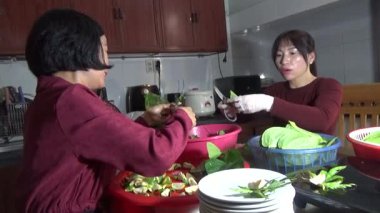 9 Şubat 2026. Chu Van An, Hai Phong, Vietnam. Betel yaprakları ve fındıklar. Kadın betel fındığı hazırlıyor.