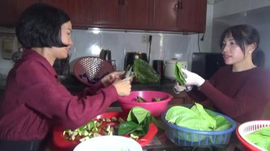 9 Şubat 2026. Chu Van An, Hai Phong, Vietnam. Betel yaprakları ve fındıklar. Kadın betel fındığı hazırlıyor.