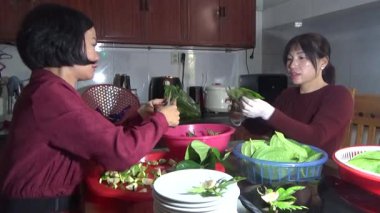 9 Şubat 2026. Chu Van An, Hai Phong, Vietnam. Betel yaprakları ve fındıklar. Kadın betel fındığı hazırlıyor.