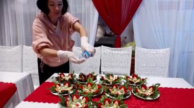 9 Şubat 2026. Chu Van An, Hai Phong, Vietnam. Betel yaprakları ve fındıklar. Kadın betel fındığı hazırlıyor.