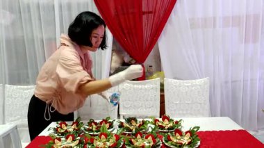 9 Şubat 2026. Chu Van An, Hai Phong, Vietnam. Betel yaprakları ve fındıklar. Kadın betel fındığı hazırlıyor.