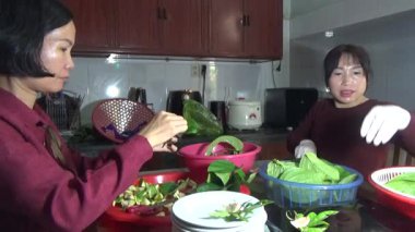 9 Şubat 2026. Chu Van An, Hai Phong, Vietnam. Betel yaprakları ve fındıklar. Kadın betel fındığı hazırlıyor.