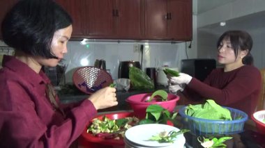 9 Şubat 2026. Chu Van An, Hai Phong, Vietnam. Betel yaprakları ve fındıklar. Kadın betel fındığı hazırlıyor.