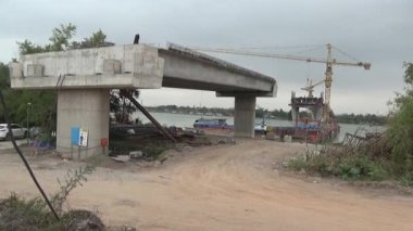 9 Şubat 2026. Chu Van An, Hai Phong, Vietnam. İşçiler nehir boyunca bir köprü inşa ediyorlar.