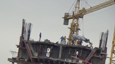 9 Şubat 2026. Chu Van An, Hai Phong, Vietnam. İşçiler nehir boyunca bir köprü inşa ediyorlar.