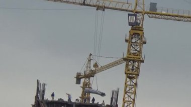 9 Şubat 2026. Chu Van An, Hai Phong, Vietnam. İşçiler nehir boyunca bir köprü inşa ediyorlar.