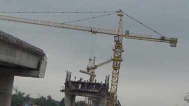 9 Şubat 2026. Chu Van An, Hai Phong, Vietnam. İşçiler nehir boyunca bir köprü inşa ediyorlar.