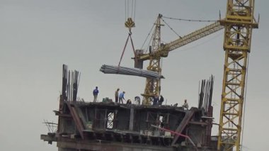 9 Şubat 2026. Chu Van An, Hai Phong, Vietnam. İşçiler nehir boyunca bir köprü inşa ediyorlar.