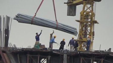 9 Şubat 2026. Chu Van An, Hai Phong, Vietnam. İşçiler nehir boyunca bir köprü inşa ediyorlar.