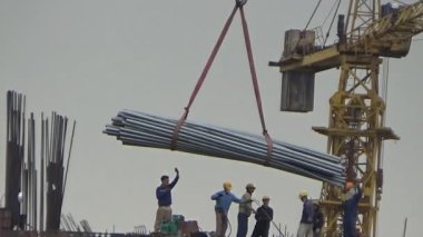 9 Şubat 2026. Chu Van An, Hai Phong, Vietnam. İşçiler nehir boyunca bir köprü inşa ediyorlar.