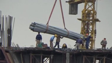 9 Şubat 2026. Chu Van An, Hai Phong, Vietnam. İşçiler nehir boyunca bir köprü inşa ediyorlar.