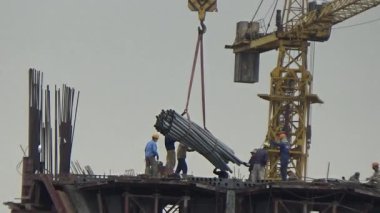 9 Şubat 2026. Chu Van An, Hai Phong, Vietnam. İşçiler nehir boyunca bir köprü inşa ediyorlar.