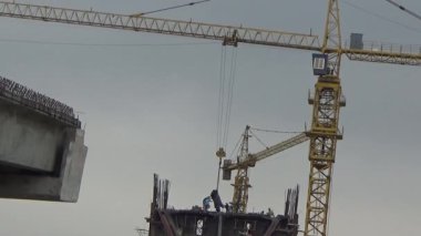 9 Şubat 2026. Chu Van An, Hai Phong, Vietnam. İşçiler nehir boyunca bir köprü inşa ediyorlar.