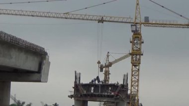 9 Şubat 2026. Chu Van An, Hai Phong, Vietnam. İşçiler nehir boyunca bir köprü inşa ediyorlar.