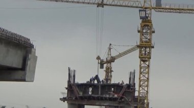 9 Şubat 2026. Chu Van An, Hai Phong, Vietnam. İşçiler nehir boyunca bir köprü inşa ediyorlar.