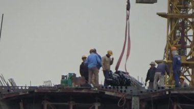 9 Şubat 2026. Chu Van An, Hai Phong, Vietnam. İşçiler nehir boyunca bir köprü inşa ediyorlar.