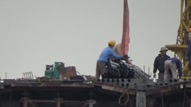 9 Şubat 2026. Chu Van An, Hai Phong, Vietnam. İşçiler nehir boyunca bir köprü inşa ediyorlar.