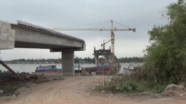 9 Şubat 2026. Chu Van An, Hai Phong, Vietnam. İşçiler nehir boyunca bir köprü inşa ediyorlar.