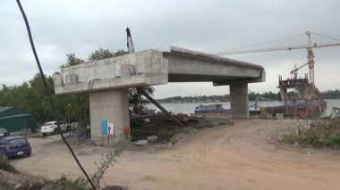 9 Şubat 2026. Chu Van An, Hai Phong, Vietnam. İşçiler nehir boyunca bir köprü inşa ediyorlar.