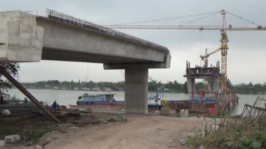 9 Şubat 2026. Chu Van An, Hai Phong, Vietnam. İşçiler nehir boyunca bir köprü inşa ediyorlar.