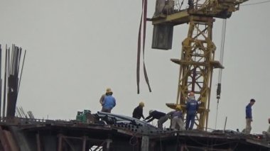 9 Şubat 2026. Chu Van An, Hai Phong, Vietnam. İşçiler nehir boyunca bir köprü inşa ediyorlar.