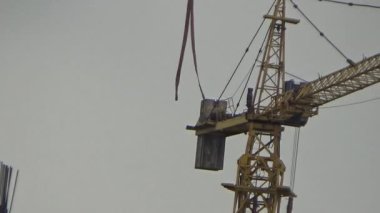 9 Şubat 2026. Chu Van An, Hai Phong, Vietnam. İşçiler nehir boyunca bir köprü inşa ediyorlar.