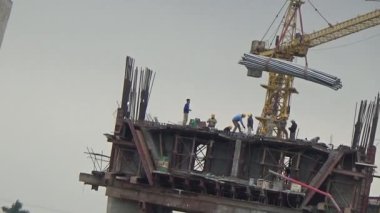 9 Şubat 2026. Chu Van An, Hai Phong, Vietnam. İşçiler nehir boyunca bir köprü inşa ediyorlar.