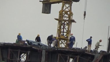 9 Şubat 2026. Chu Van An, Hai Phong, Vietnam. İşçiler nehir boyunca bir köprü inşa ediyorlar.