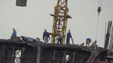 9 Şubat 2026. Chu Van An, Hai Phong, Vietnam. İşçiler nehir boyunca bir köprü inşa ediyorlar.