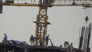 9 Şubat 2026. Chu Van An, Hai Phong, Vietnam. İşçiler nehir boyunca bir köprü inşa ediyorlar.