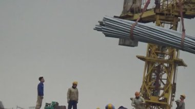 9 Şubat 2026. Chu Van An, Hai Phong, Vietnam. İşçiler nehir boyunca bir köprü inşa ediyorlar.