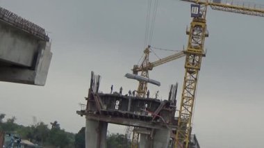 9 Şubat 2026. Chu Van An, Hai Phong, Vietnam. İşçiler nehir boyunca bir köprü inşa ediyorlar.