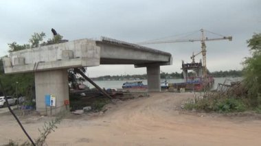 9 Şubat 2026. Chu Van An, Hai Phong, Vietnam. İşçiler nehir boyunca bir köprü inşa ediyorlar.