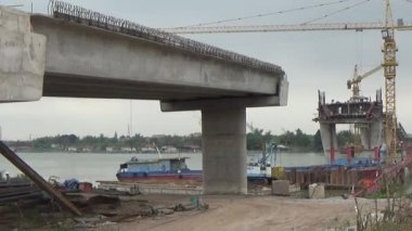 9 Şubat 2026. Chu Van An, Hai Phong, Vietnam. İşçiler nehir boyunca bir köprü inşa ediyorlar.