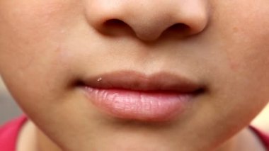 ağız çocuk çiğnemek ekmek