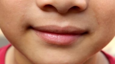 ağız çocuk çiğnemek ekmek