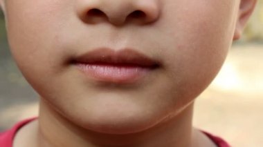 ağız çocuk çiğnemek ekmek