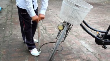 Yaşlı adam pompa Bisiklet lastik