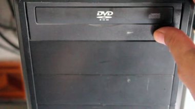 kapalı, açık belgili tanımlık Cd, Dvd götürmek üstünde bilgisayar