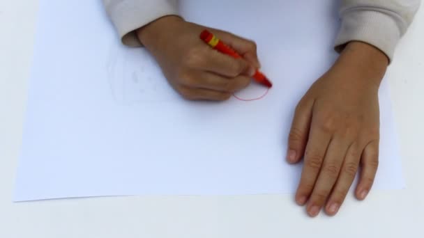 Garçon dessin avec des crayons — Video