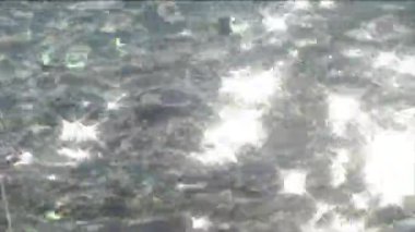 Su üzerinde yansıtan güneş ışığı