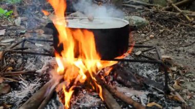 Yanan ateşi ve duman