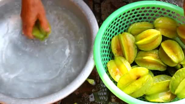 Washing star fruits — Stock Video