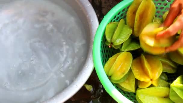 Laver les fruits étoiles — Video