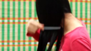 saç kurutma makinesi kullanan kadın