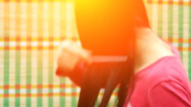 saç kurutma makinesi kullanan kadın