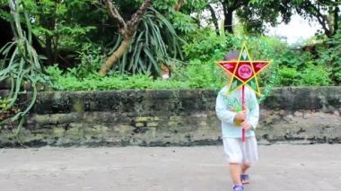 Çocuk 2 yıl yaşlı, fener, yıldız lamba, oynarken ışık balık dolunay Festivali