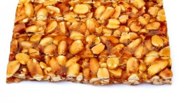 Fıstık ezmesi beyaz arkaplanda izole edildi