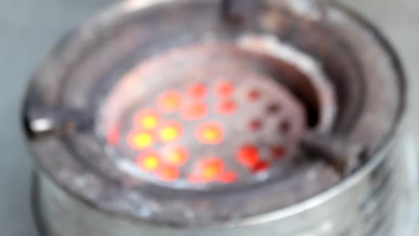 bouilloire bouillante sur le poêle à charbon en feu 